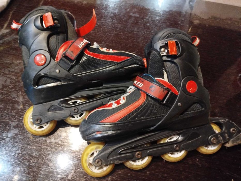 Patins vermelhos e pretos