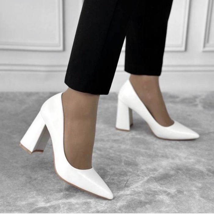 Білі туфлі.