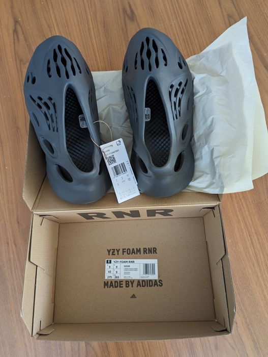 YZY Foam RNR Carbon 43 NOVO