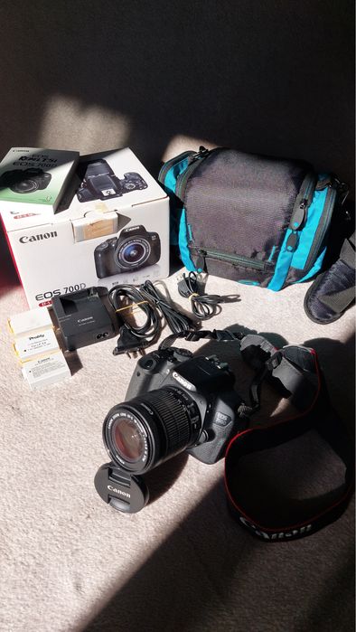 Цифровая зеркальна камера Canon 700D +сумка в подарунок