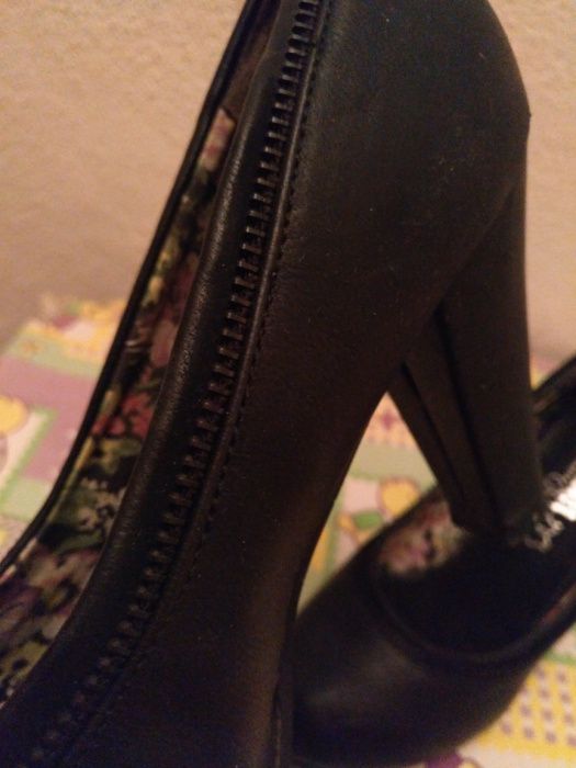 Sapatos Salto Alto Pretos em Pele Sintética