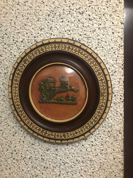 антикварна,вінтажна,дерев"яна тарілка з бронзовим лучником у колесниці