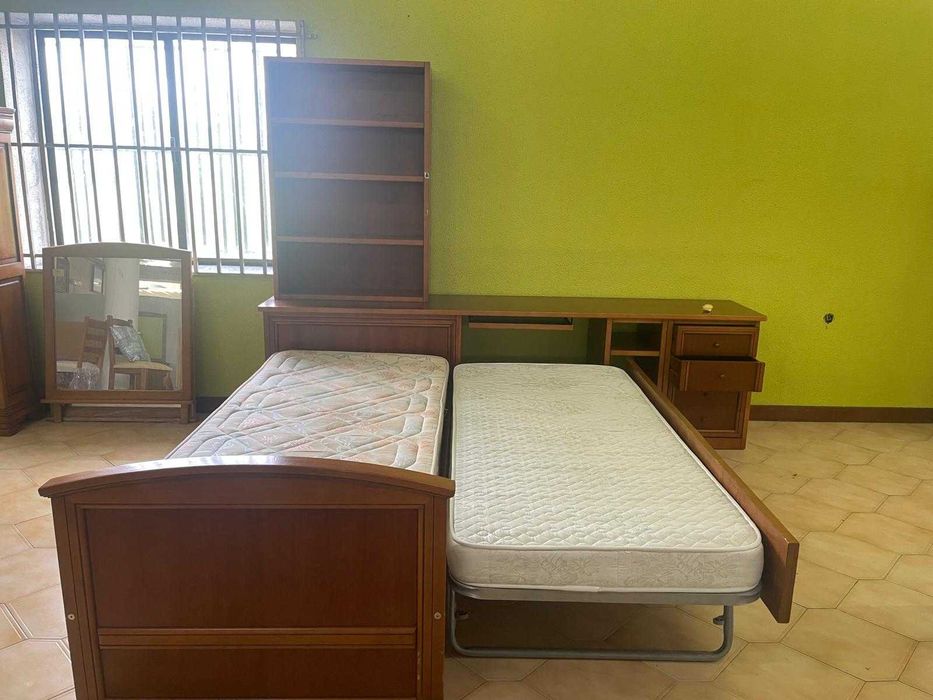 Estúdio secretária com cama elevatória em cerejeira.