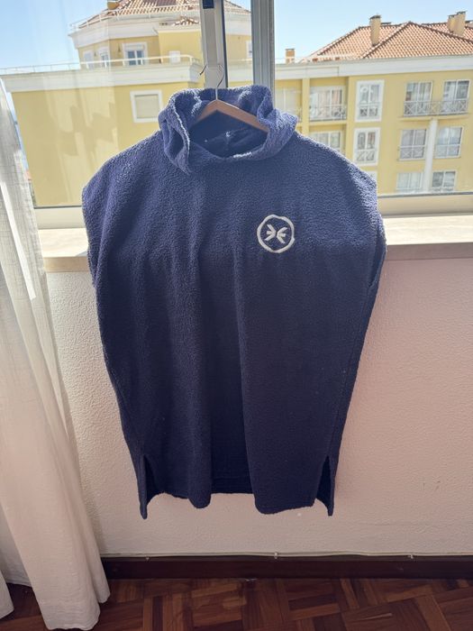 Fato Surf Deeply cinzento + Oferta poncho Deeply azul escuro
