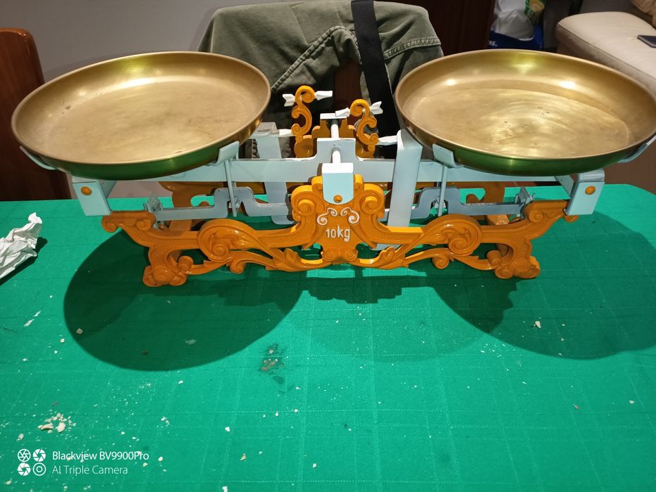 Uma balança lindíssima seja em pintura  como no próprio modelo
