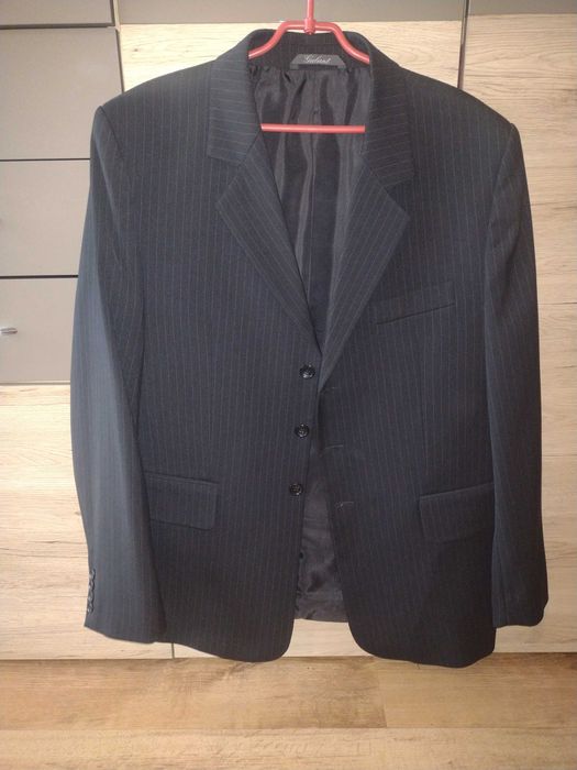 Elegancki czarny garnitur w paski