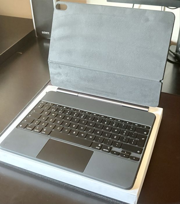 Apple Magic Keyboard iPad Air 13" (M2/M3/M4) - Português - Preto