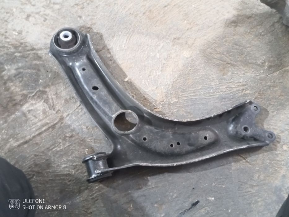 Продаю праву цапфу, правий важіль та стійку на audi q3 2020