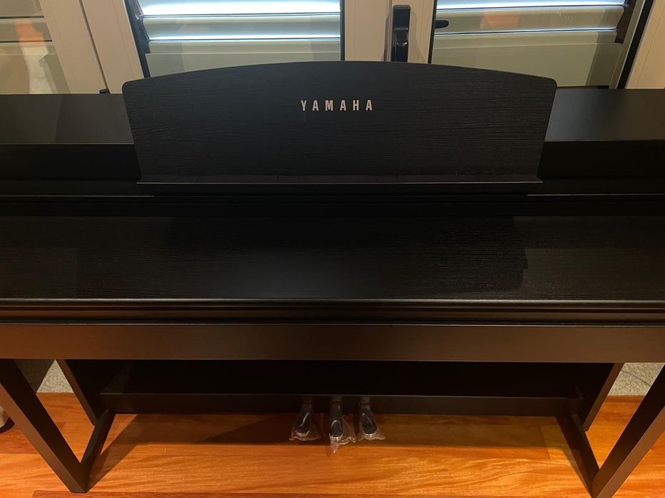 Vendo piano digital Yamaha Clavinova CSP-150B, comprado em 2019, em estado praticamente novo e com muito pouco uso