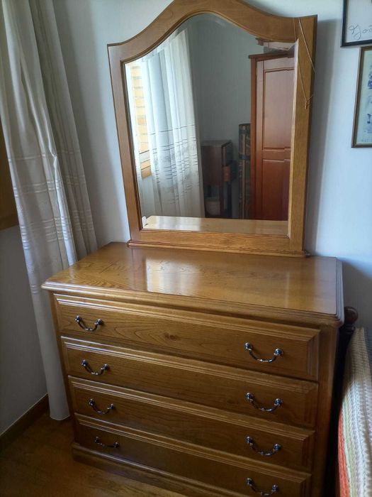 Vendo cômoda de quarto com espelho como nova