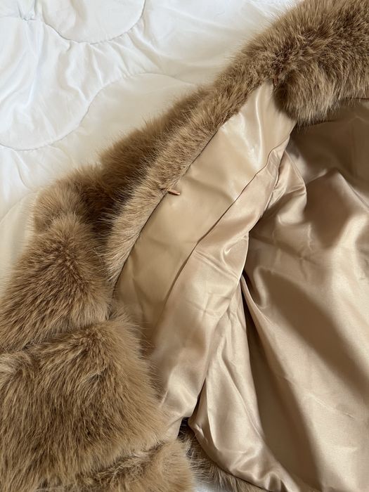 Ciepłe beżowe sztuczne futerko z kapturem kurtka krótkie oversize