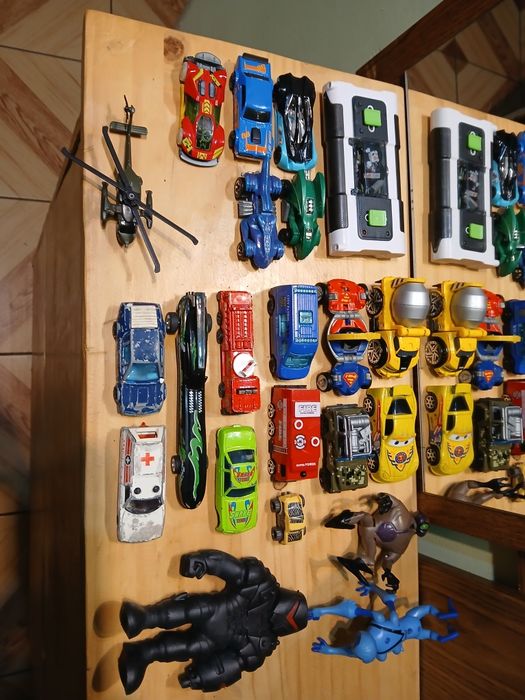 Hot Wheels Zestaw 5 samochodzików + gratisy