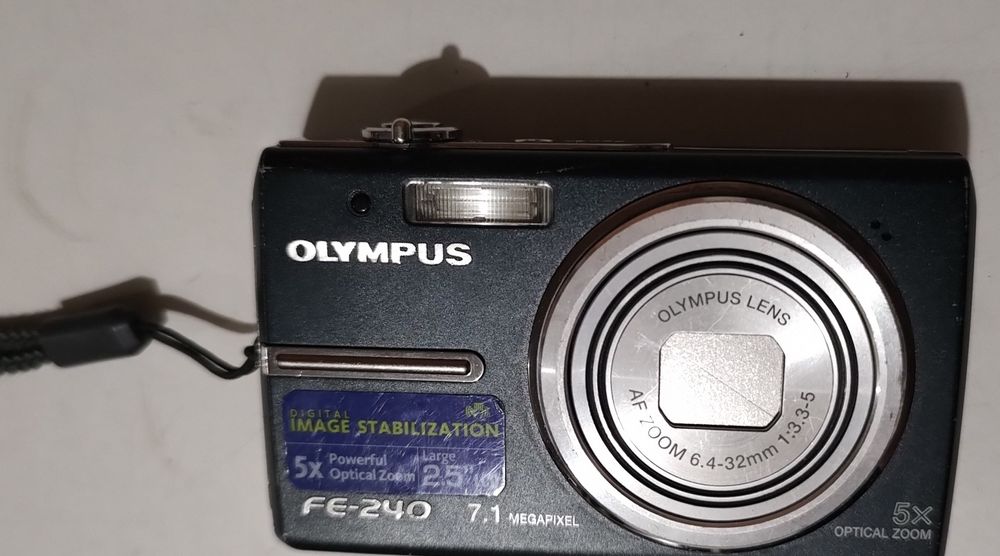 Цифрова фотокамера Olympus FE-240.