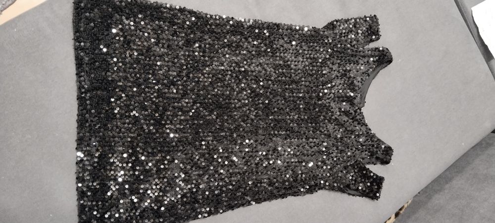 Нове чорне плаття в паєтках для дівчинки 9-10 років