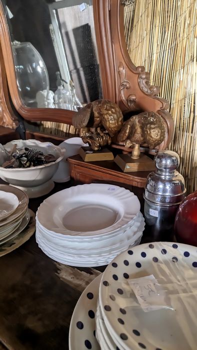 Móveis e peças de decoração antigas