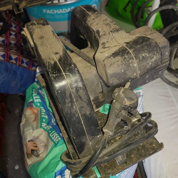 Aparafusadora Bosch com 2 baterias em bom estado