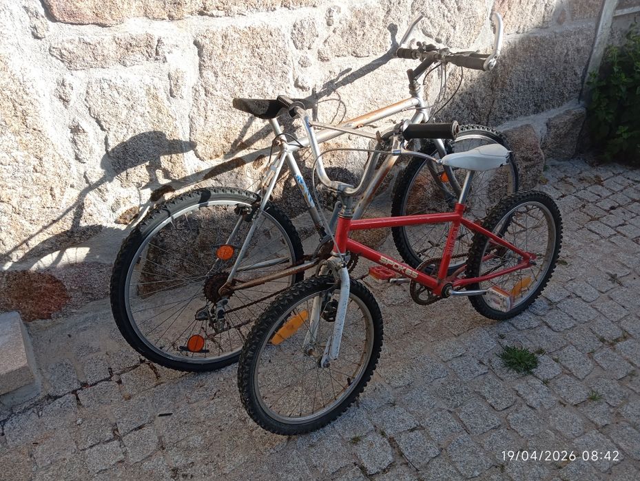 Conjunto de bicicletas usadas