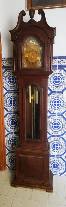 Relógio antigo alto