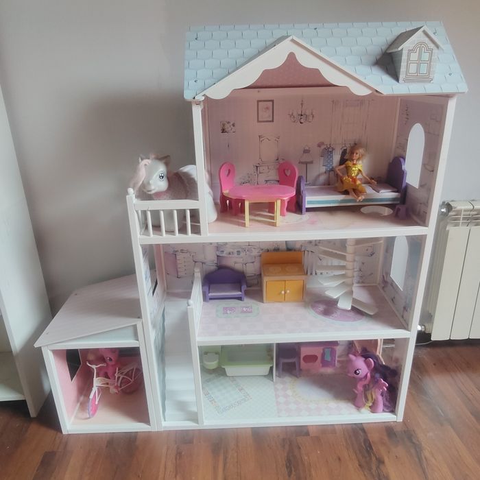 Duży domek dla lalek