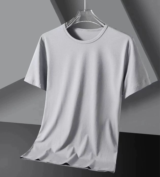 Світло сіра футболка