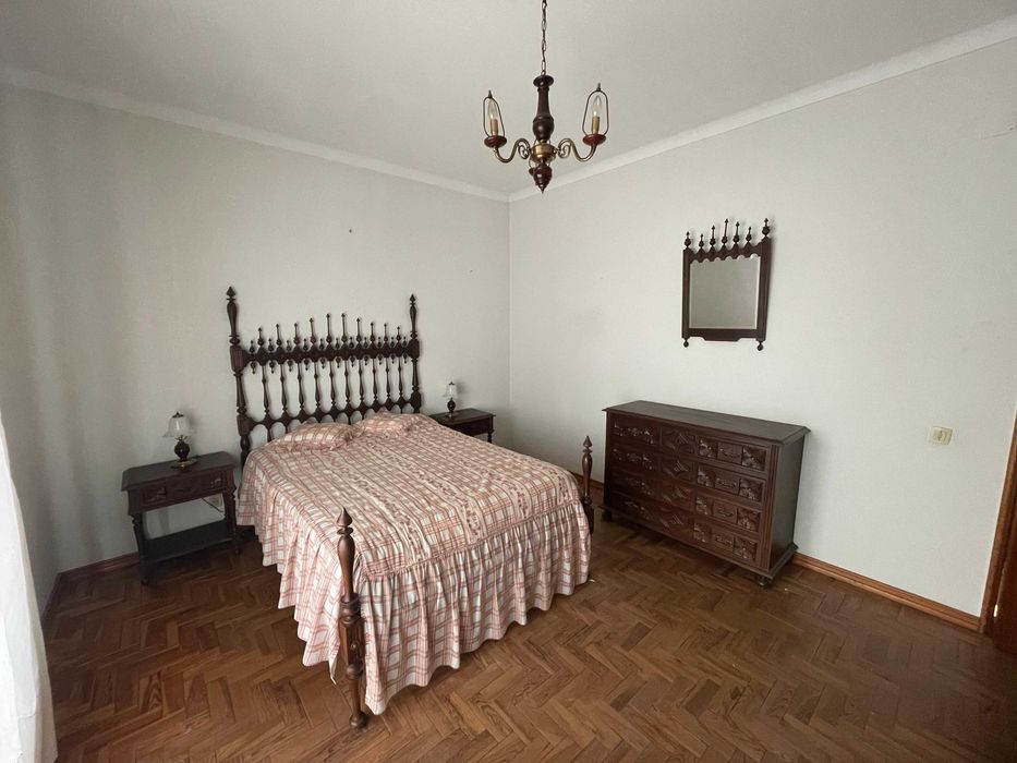 Conjunto de Quarto Completo em Madeira – Estilo Clássico
