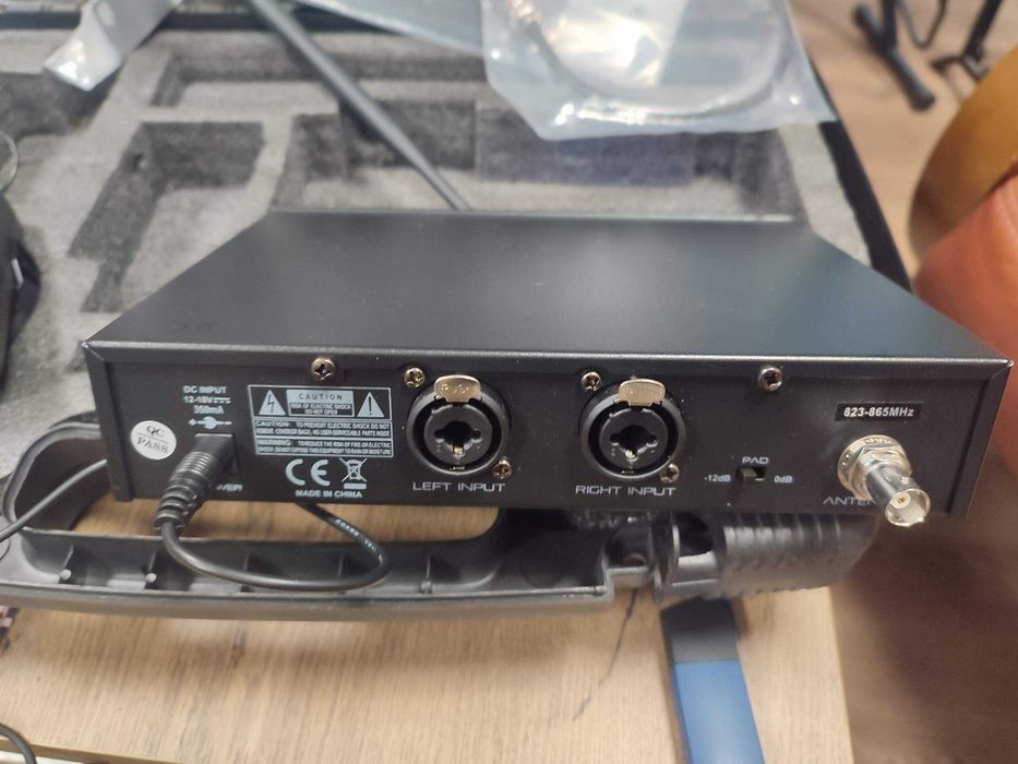 Douszne bezprzewodowe monitory słuchawkowe UHF Soundsation WF-U99