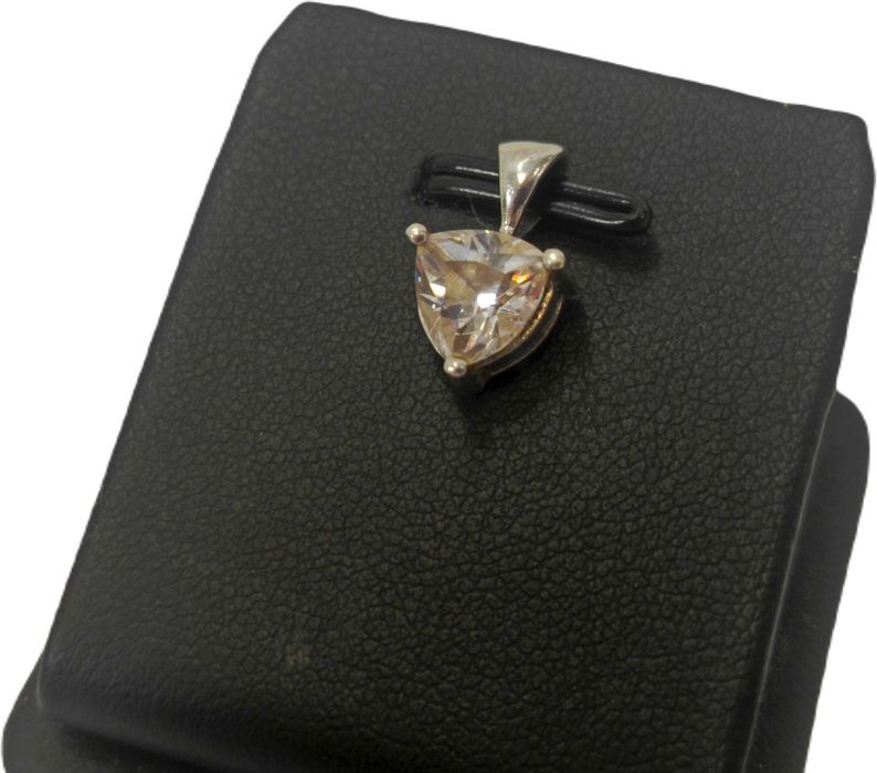 Srebrna zawieszka z kamyczkiem