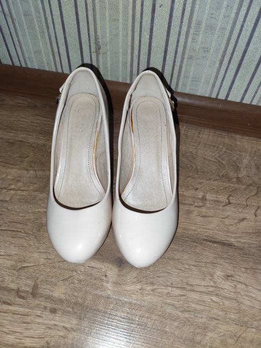 Лакові жіночі туфлі