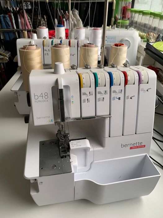 Maquina de costura corta e cose