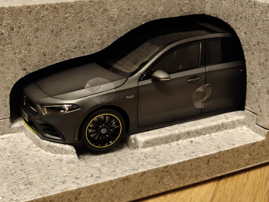 MODEL 1:18  Mercedes-Benz A-KLASA W177, nowy wersja Dealer Norev