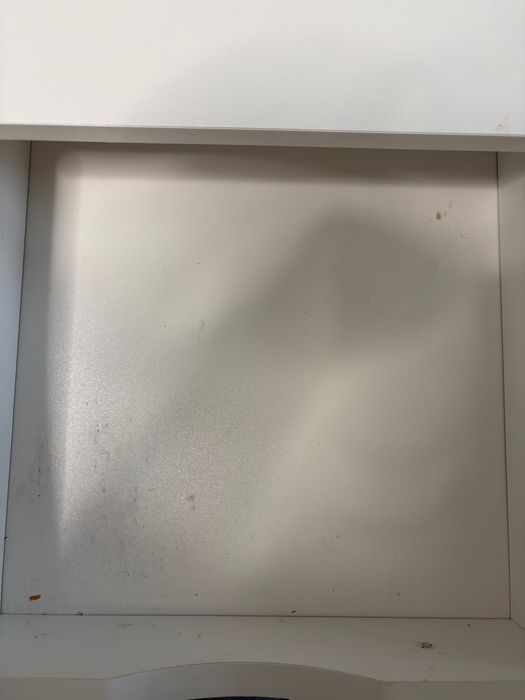 Białe biurko na 4 nóżkach