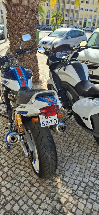 Suzuki gsx 1400 em  bom estado.