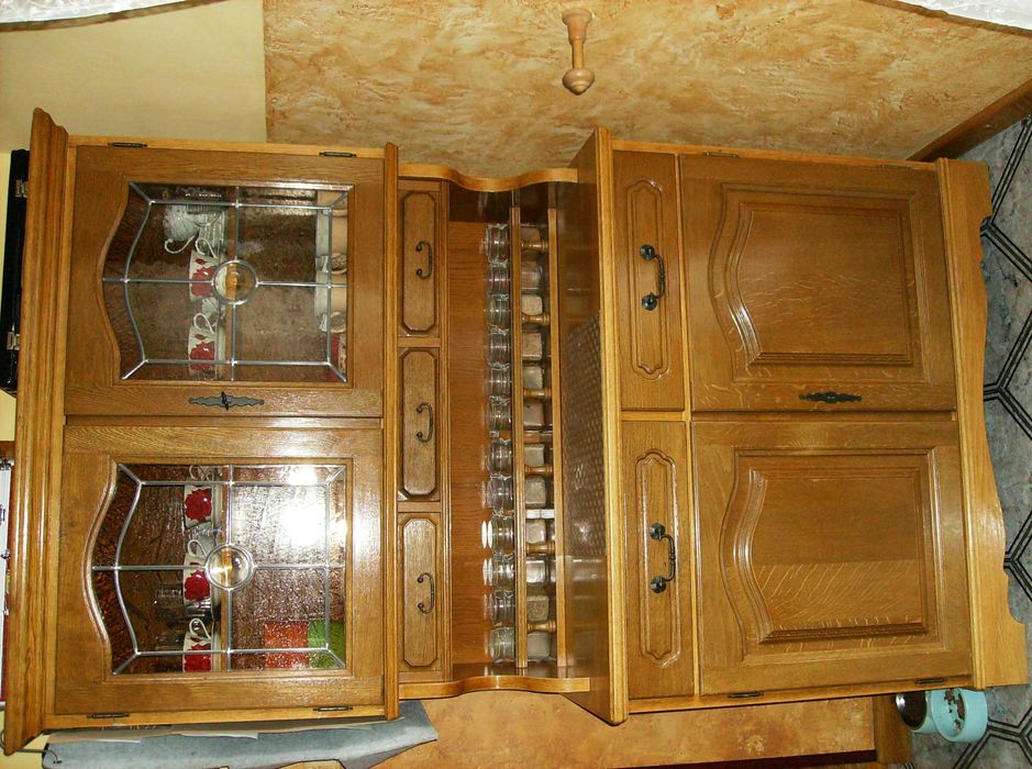 Kredens dębowy z witryną