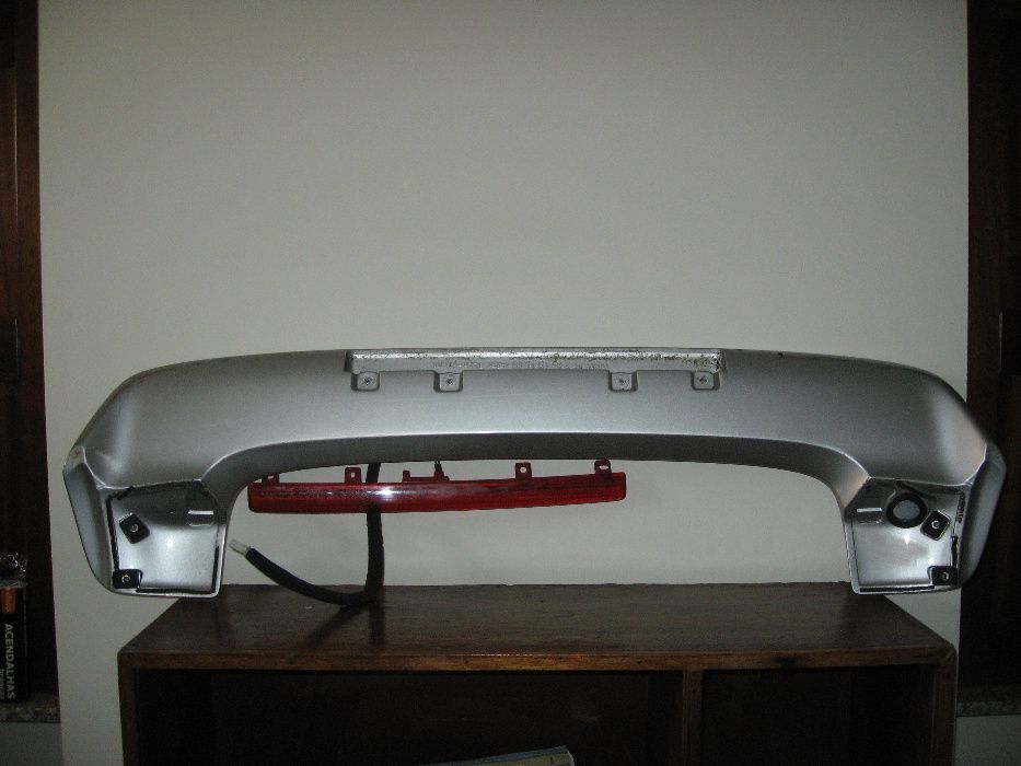 mazda 323 -  aileron traseiro