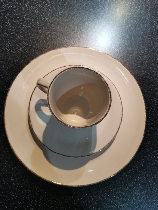 Zestaw filizanki do kawy i talerzyki deserowe