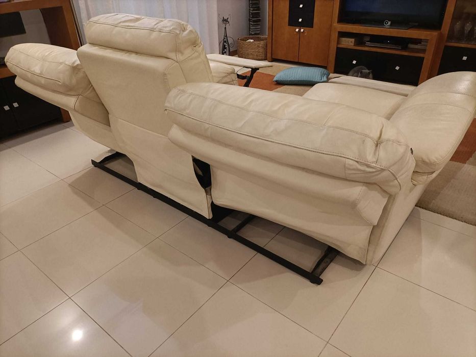 Sofá 3 lugares com regulação a funcionar perfeitamente.
