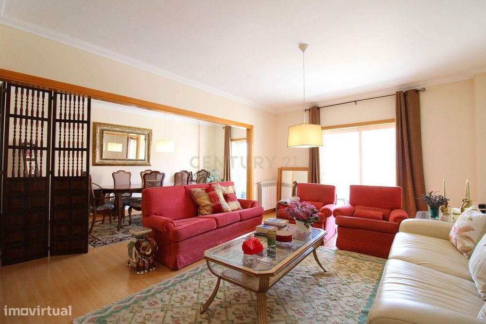 Apartamento T4 com Parqueamento, nas Caldas da Rainha