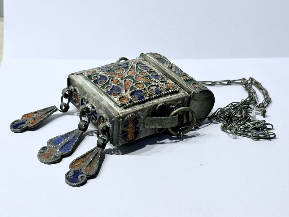 Antigo colar caixa de orações berbere “Hirz”em metal branco esmaltado