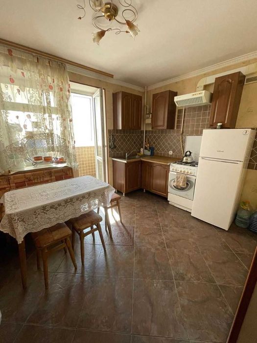 1-кімн. квартира Сахарова Цегляний будинок 42 кв.м Капремонт Терміново