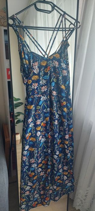 Granatowa sukienka midi w kwiaty Atmosphere falbanka dekolt V wiązanie