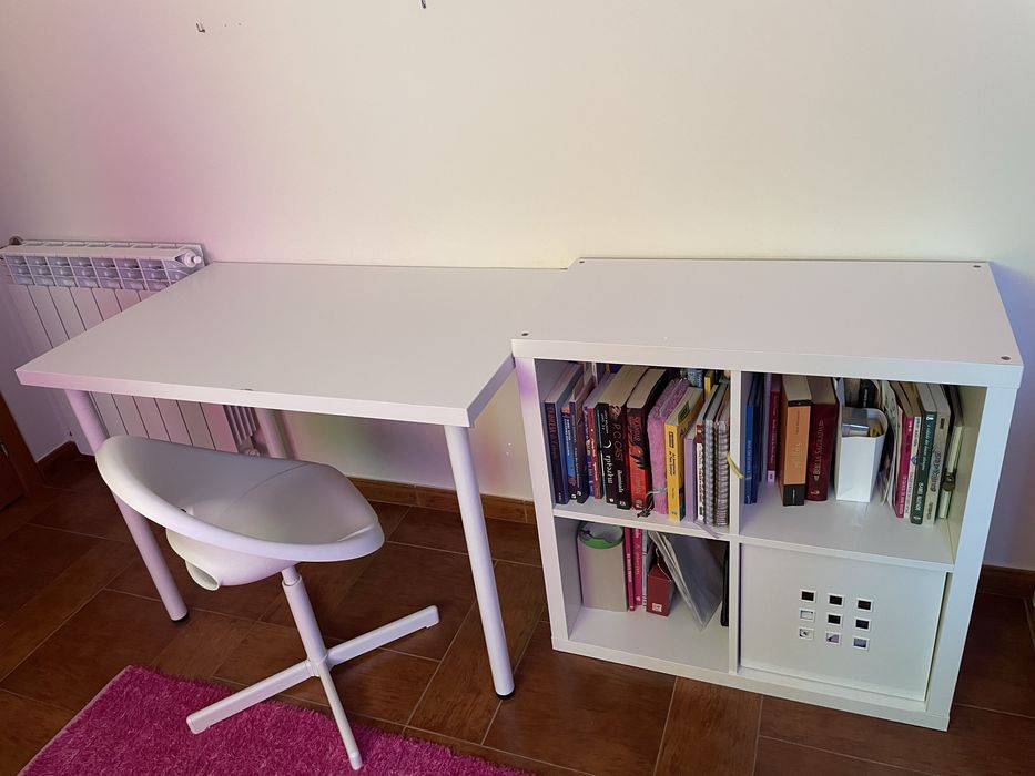 Secretária,cadeira e estante de criança