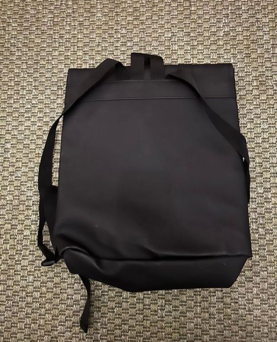 Mochila preta, marca RAINS