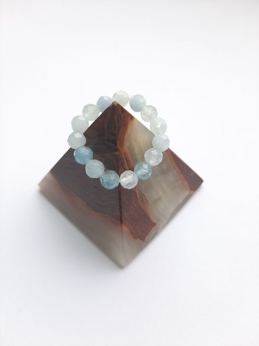 Кольца из жемчуга, аквамарина, чёрной шпинели, апатита и других камней