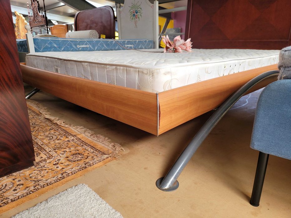 Cama rasteira com estrado e colchão - Sem cabeceira - Algumas