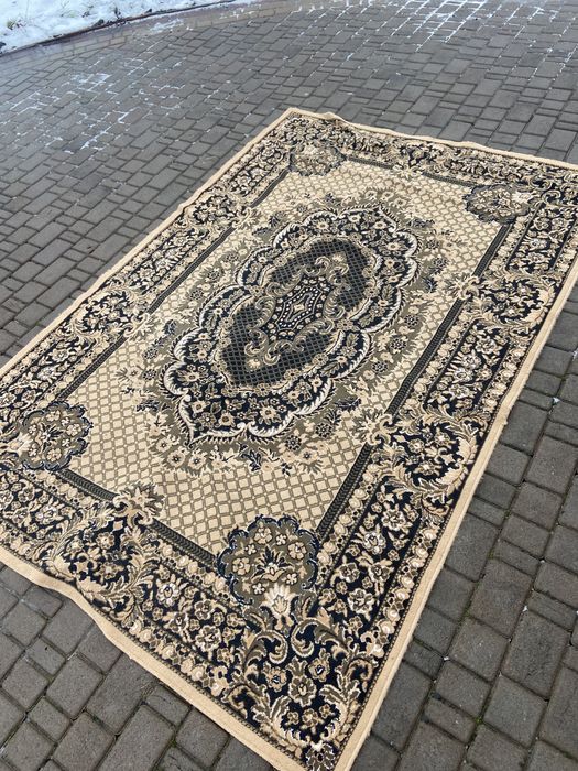 Килим з квітами в ідеальному стані