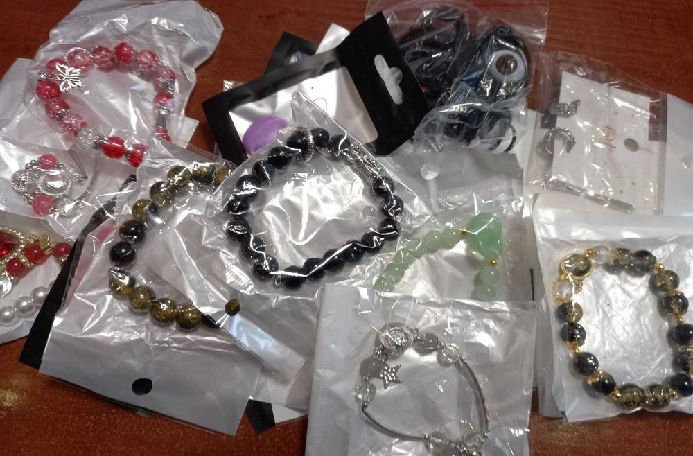 Віддам біжутерію