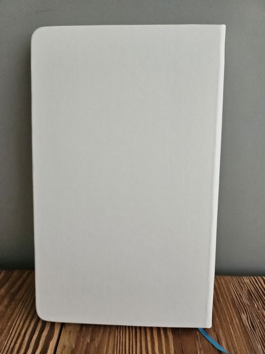 Notes z motywami podróży, biały, format A5.
Nowy. W oprawie twardej. N
