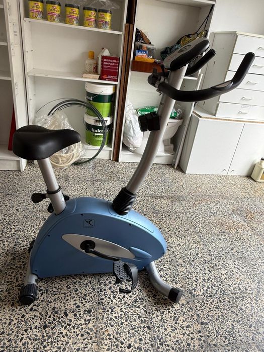 Bicicleta estática Domyus MG2000 usada em bom estado