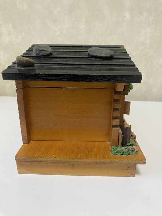 Вінтажна музична скринька-шкатулка Швейцарське шале з балериною