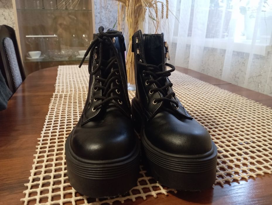 Продам стильные женские ботинки